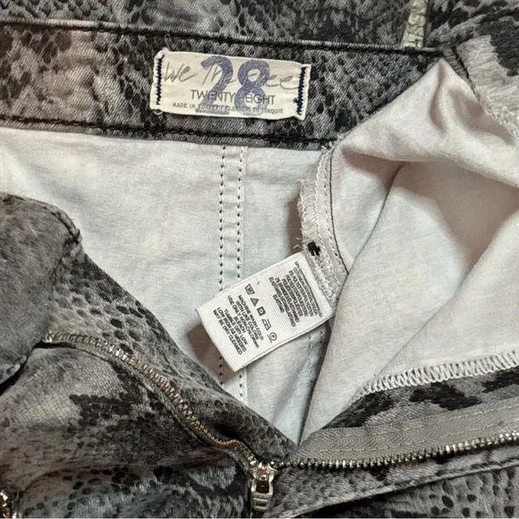 We The Free Just Float On High Rise Flare Jeans Snake Print Sz 28 Like New - Picture 10 of 10